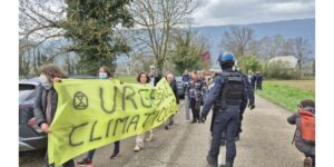 Des militants écologistes bloquent l'aéroport de Chambéry