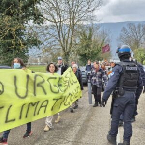 Des militants écologistes bloquent l’aéroport de Chambéry